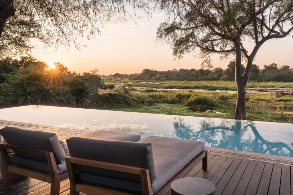 A piscina de borda infinita do Kruger Gate Hotel acima do rio Sabie, ao pôr do sol