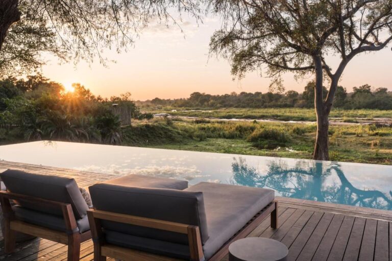 A piscina de borda infinita do Kruger Gate Hotel acima do rio Sabie, ao pôr do sol