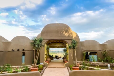 A entrada do Mara Serena Safari Lodge, com paredes de terra em cúpulas, aberta para a savana do Masai Mara
