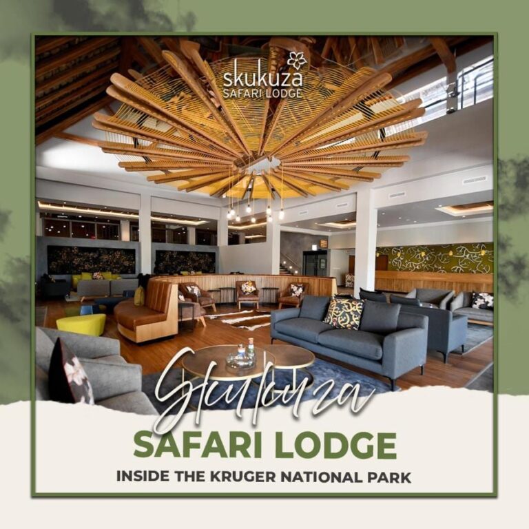A sala de estar do saguão do Skukuza Safari Lodge sob o teto de ripas de madeira em estrela, com o nome do lodge escrito por cima
